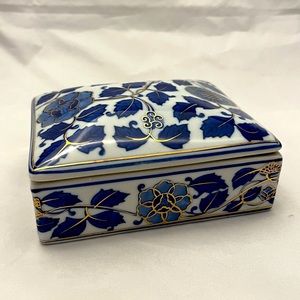Blue & White Chinese Lidded Porcelain Dresser Box with Gold Accents, Vintage EUC